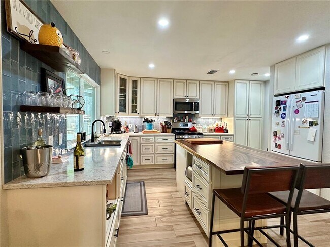 Building Photo - 2715 Alderwood Dr