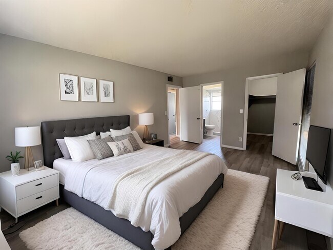 Building Photo - 1920 W Lakeview Blvd