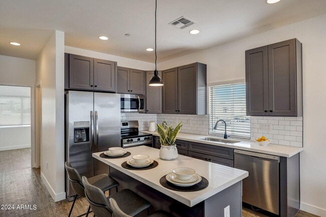 Building Photo - 3645 E Earll Dr