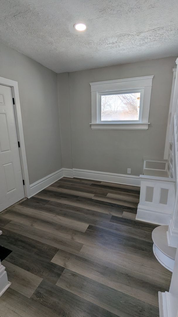 Building Photo - Welcome to this newly renovated, 3-bedroom home located in the heart of Akron