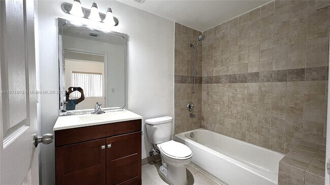 Building Photo - 909 SW 15th Ave