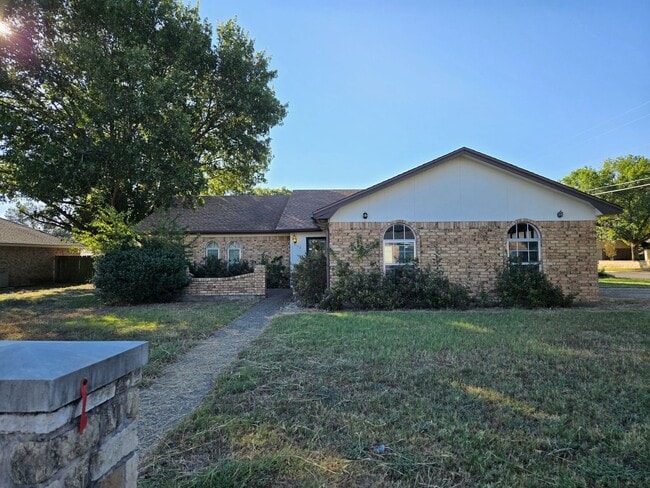 Primary Photo - 3/2 Hewitt Home