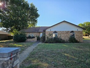 Building Photo - 3/2 Hewitt Home