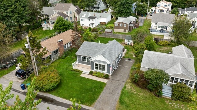 Building Photo - 10 Willow Ln