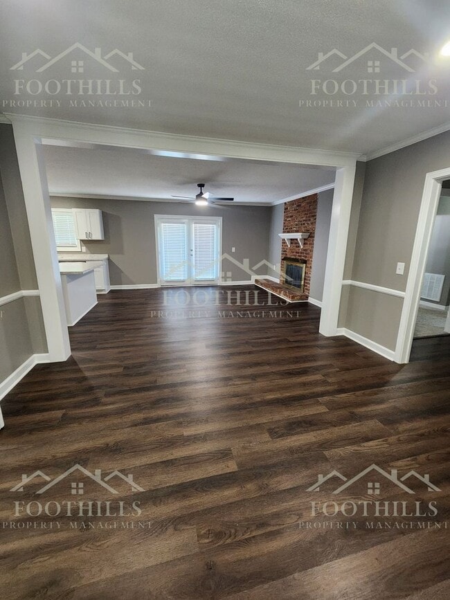 Building Photo - 3-Bedroom Home with Fresh Updates and Fenc...