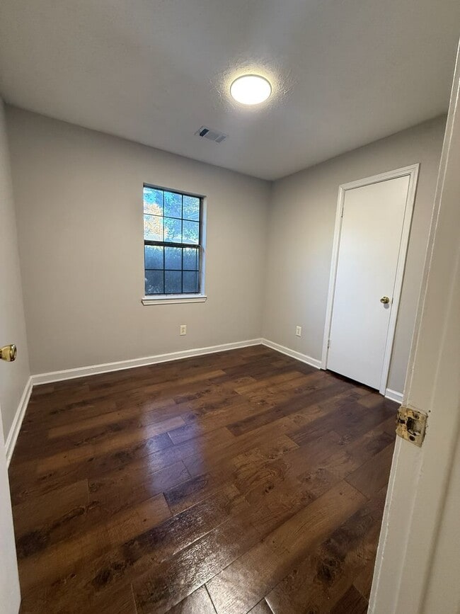 Building Photo - Charming 3 bedroom 1 bath house