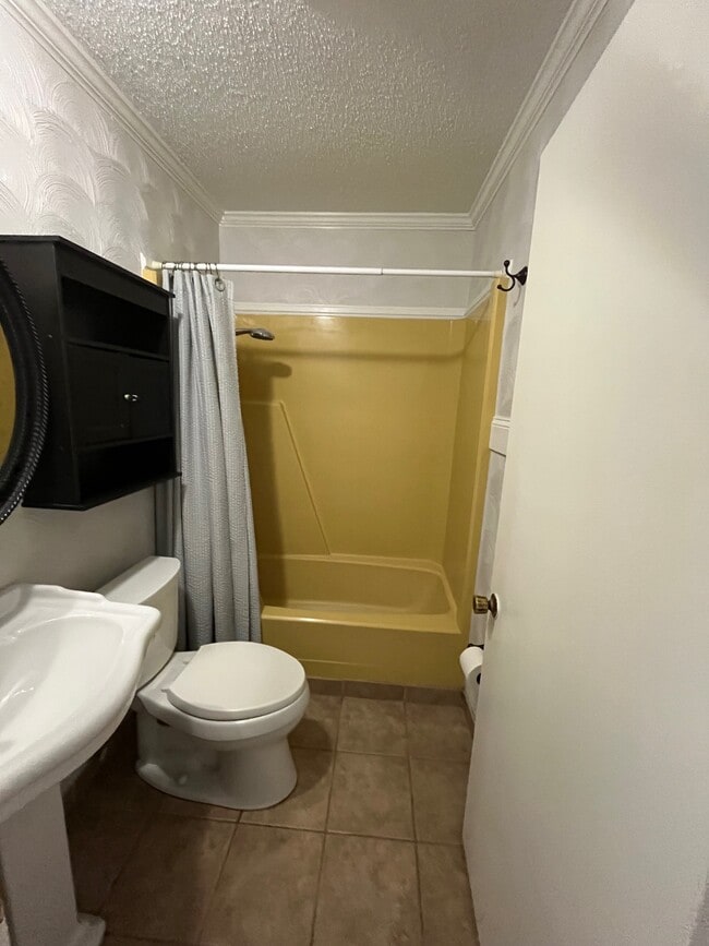 Building Photo - 228 E Circle Dr