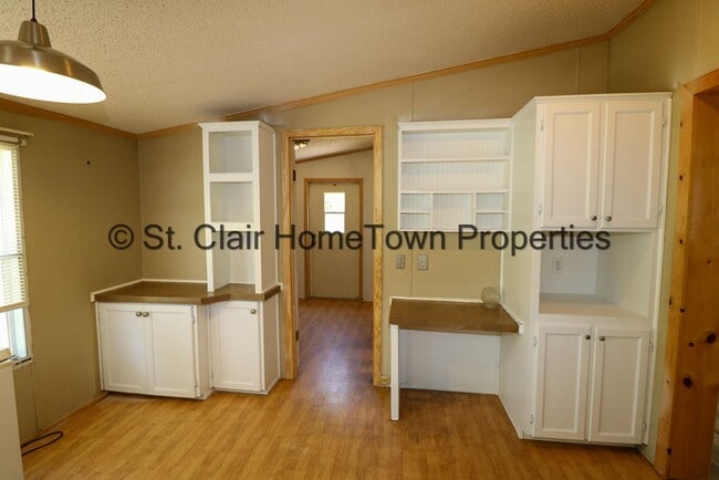 Building Photo - Large Home