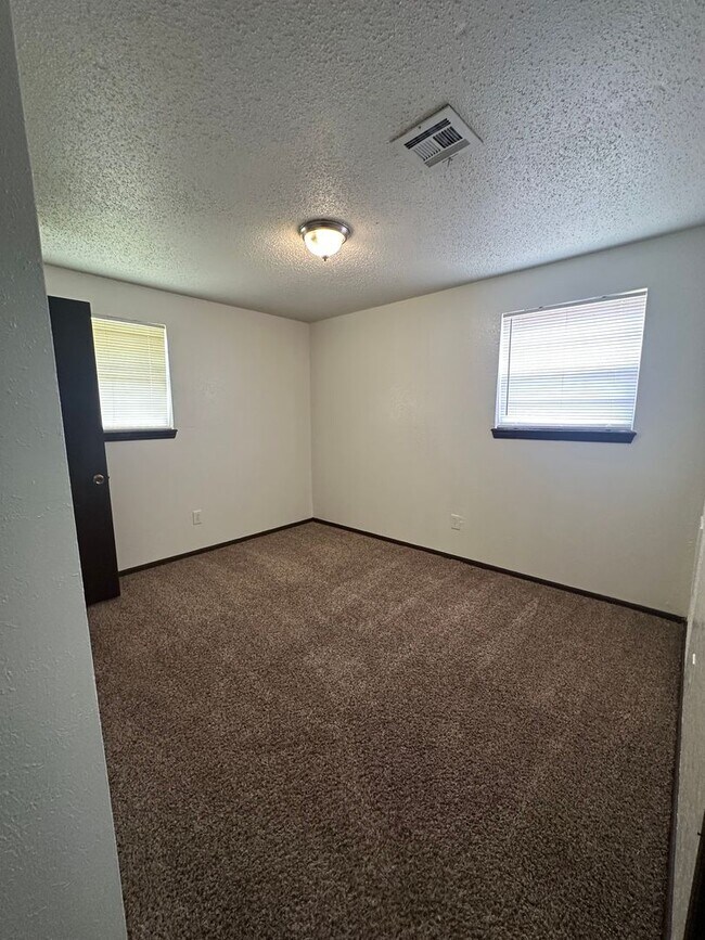 Building Photo - Spacious 4 bed, 1.5 bath
