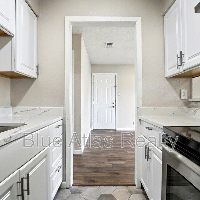 Building Photo - 5519 Wellesley Ave