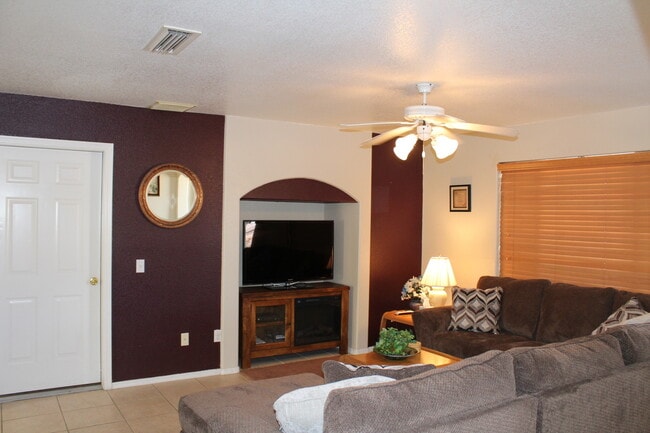 Building Photo - 3 Bed 1 Bath Home w/ 1 Car Garage and Larg...