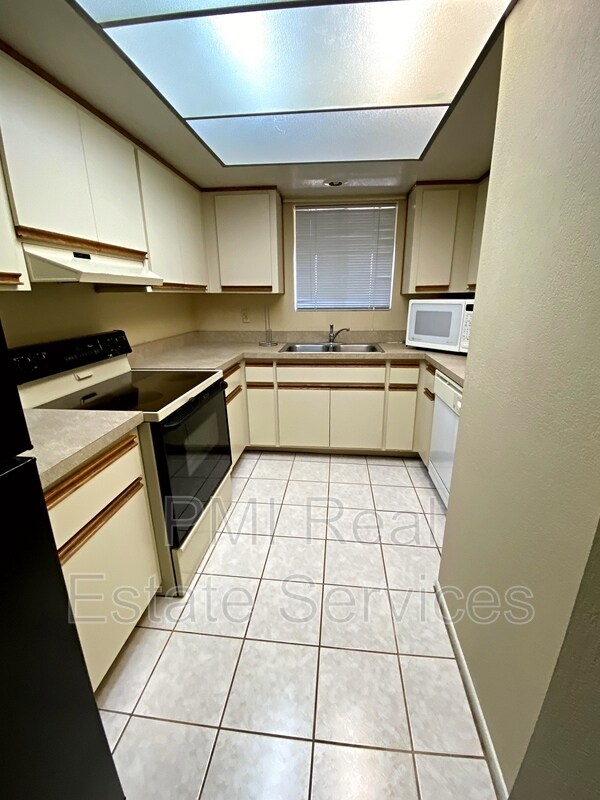 Building Photo - 4050 E Cactus Rd