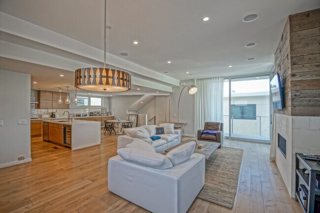 Building Photo - NEWER, LUXURIOUS & MODERN, 2920 SQ FT HOME W/ HIGH END DETAILS, AMAZING DECK/BALCONY SPACE, 2-CAR...