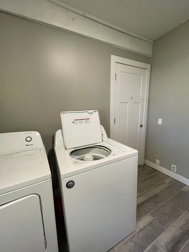 Building Photo - 816 Congress St