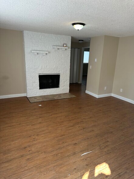 Building Photo - 822 W Mansfield Ave