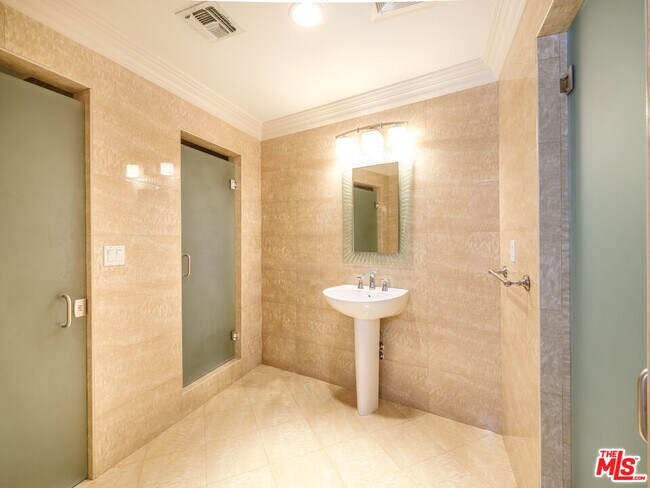 Building Photo - 18047 Karen Dr