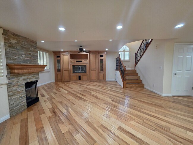 Building Photo - Spacious Home in the Heart of Green Valley