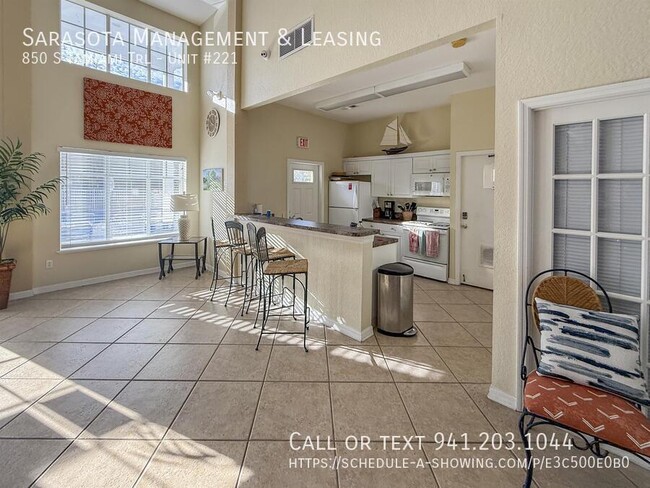 Building Photo - 1 Bed 1 Bath Townhouse-Style End-Unit Cond...