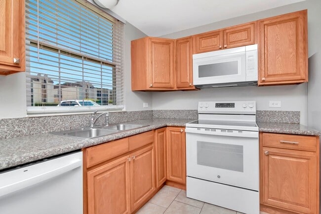 Building Photo - Ground Floor - Corner/End Unit - Upgraded ...