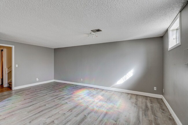 Building Photo - 3bd 2.5 bath Townhome for Rent, also on market for sale