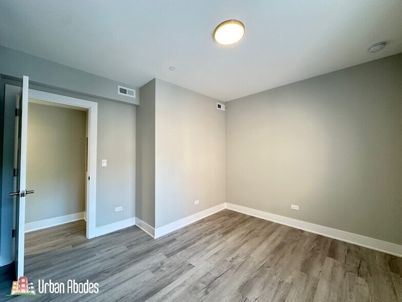 Building Photo - 1133 Oak Ave