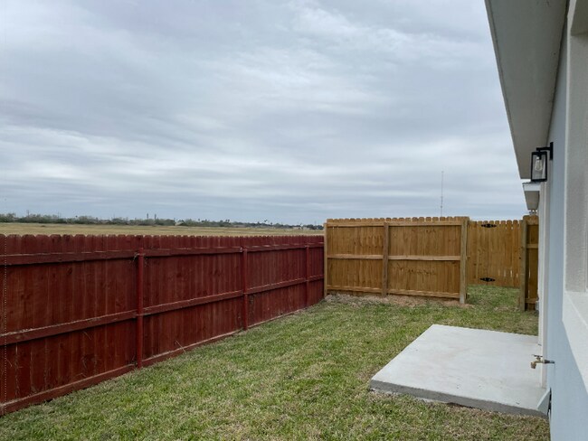 Building Photo - 2511 N Vineyard Ave