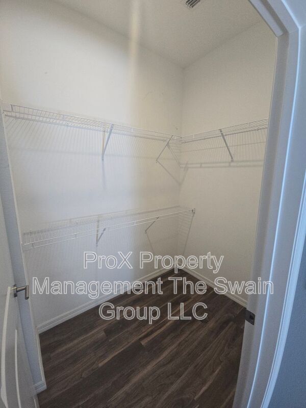 Building Photo - 760 Ave C SW