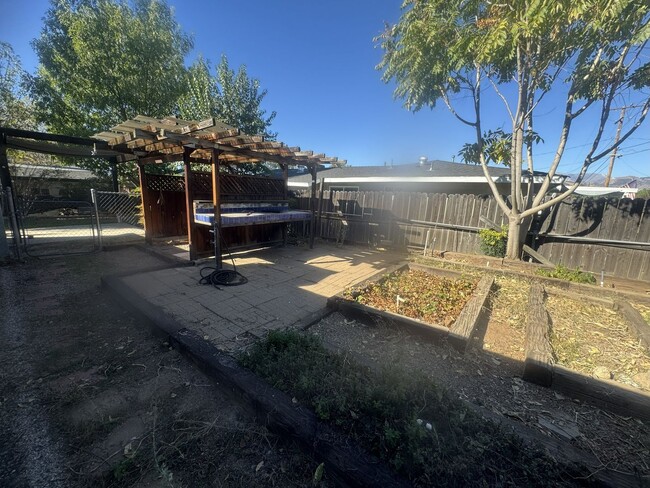 Building Photo - Beautiful upgraded home