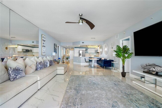 Building Photo - 2650 Lake Shore Dr