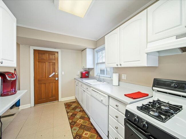 Building Photo - 3701 S Richmond Ave