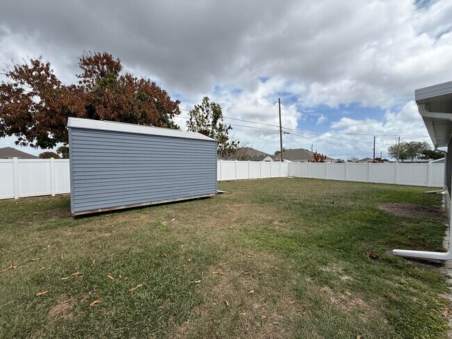 Building Photo - 949 SW Fisherman Ave