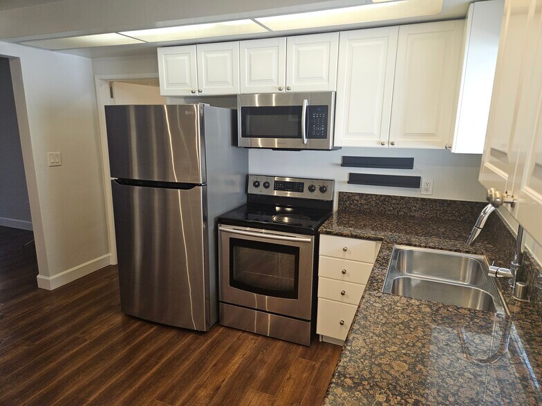 Building Photo - 1906 Rockefeller Ln