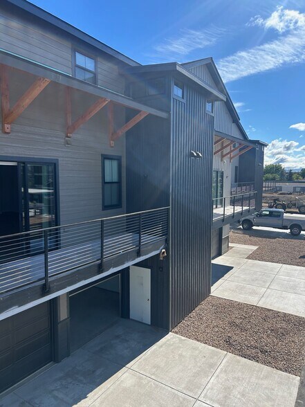 Building Photo - 1370 SW Obsidian Ave