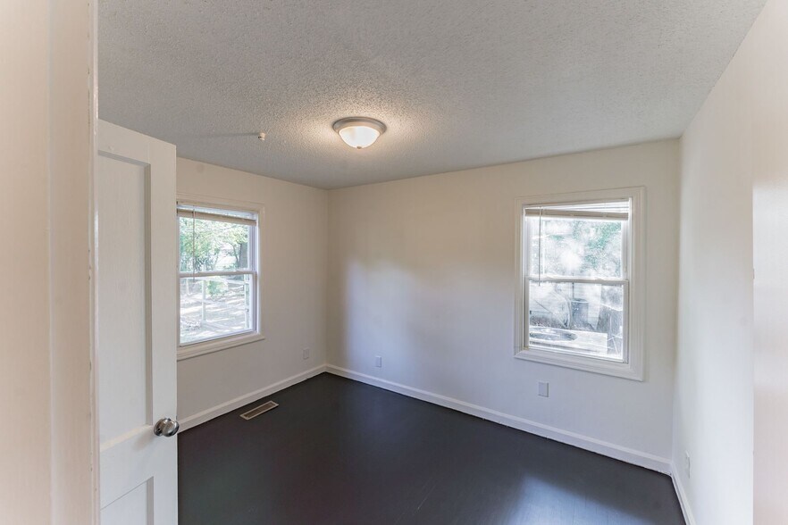 Building Photo - 6619 State Line Rd