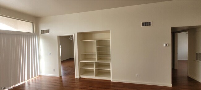Building Photo - 3125 N Buffalo Dr