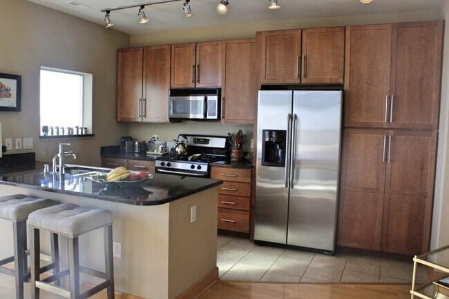 Building Photo - 1550 E Royall Pl