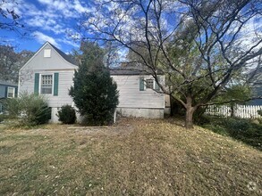 Building Photo - Quaint Two Bedroom Available NOW