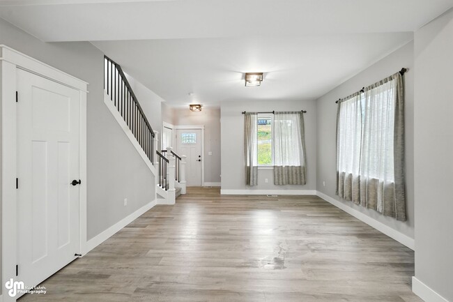 Building Photo - Charming & Updated 4BD/2.5BA!