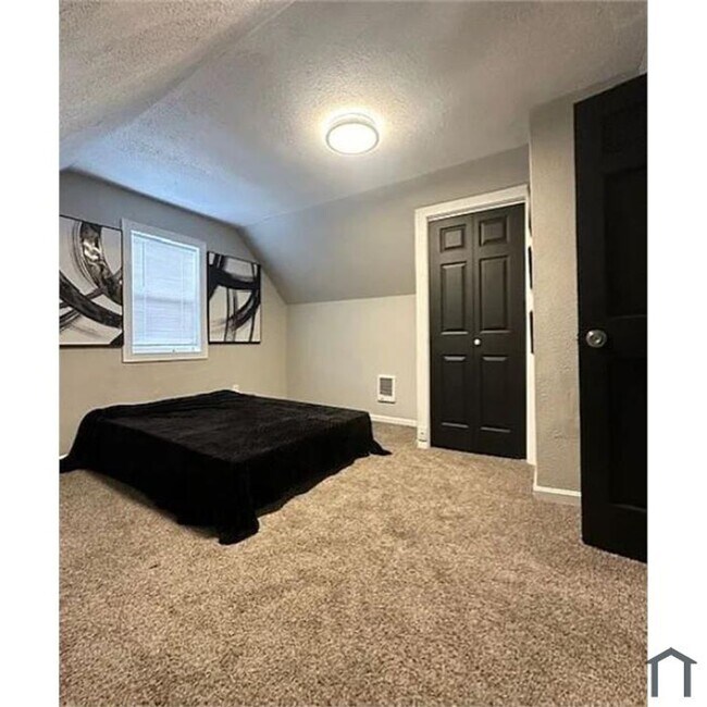 Building Photo - 216 E 33rd St