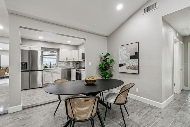 Building Photo - 2 S Treasure Dr