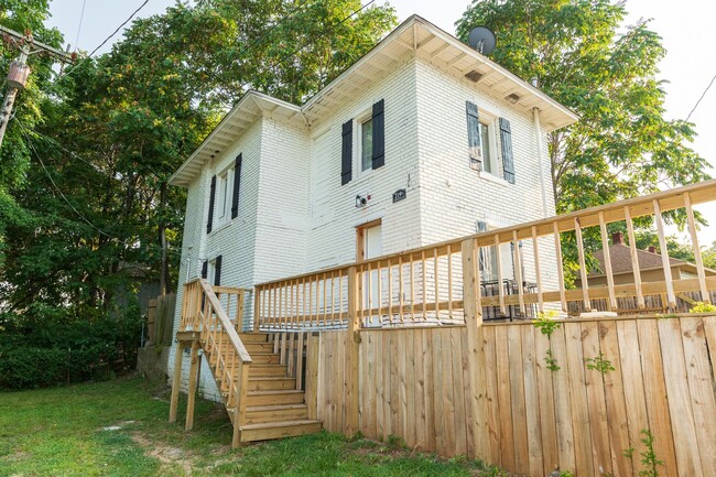 Building Photo - N Rosedale Ave Duplex