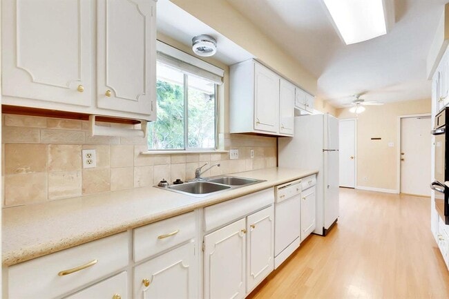 Building Photo - 2609 Richcreek Rd