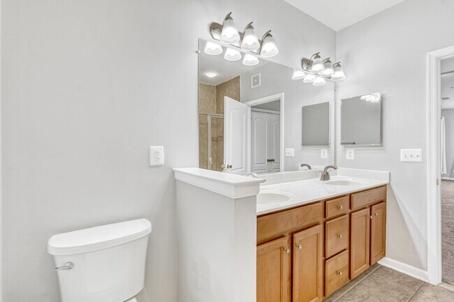 Building Photo - Great 2 Bedroom; 2 Bathroom condo in Manas...