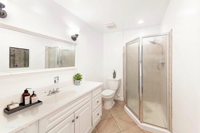 Building Photo - Updated 2 bed, 2 bath