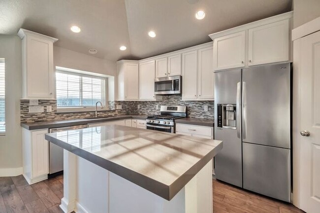 Building Photo - Incredible 6 bedroom Rambler in West Jordan