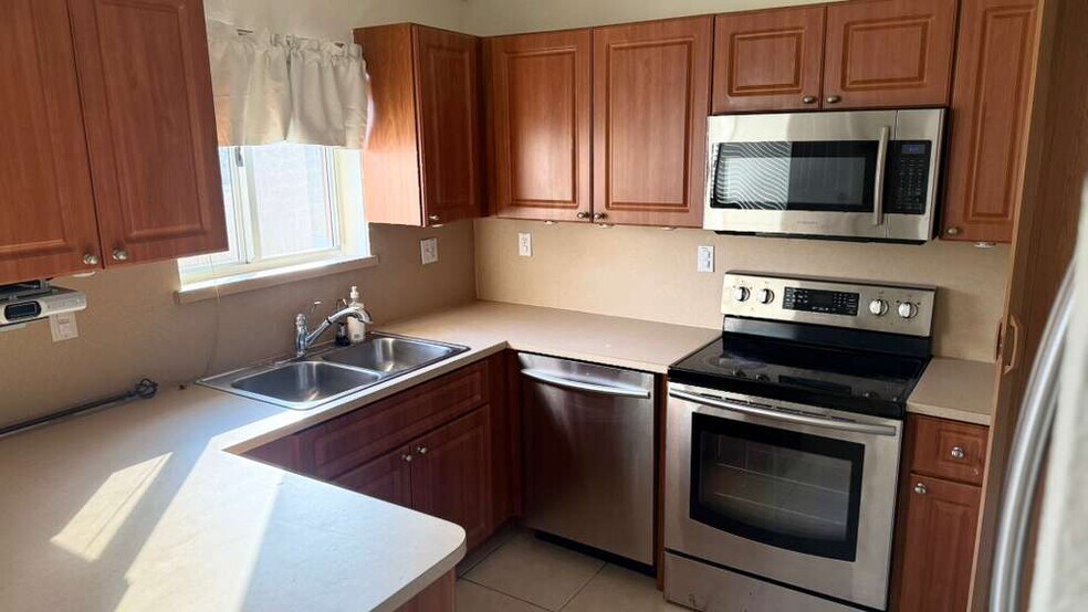 Kitchen - 17318 NW 74th Ave