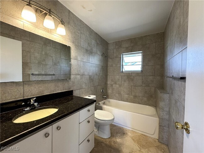 Building Photo - 2520 SW 11th Pl