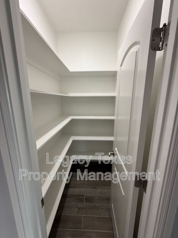 Building Photo - 910 Fuller Ave