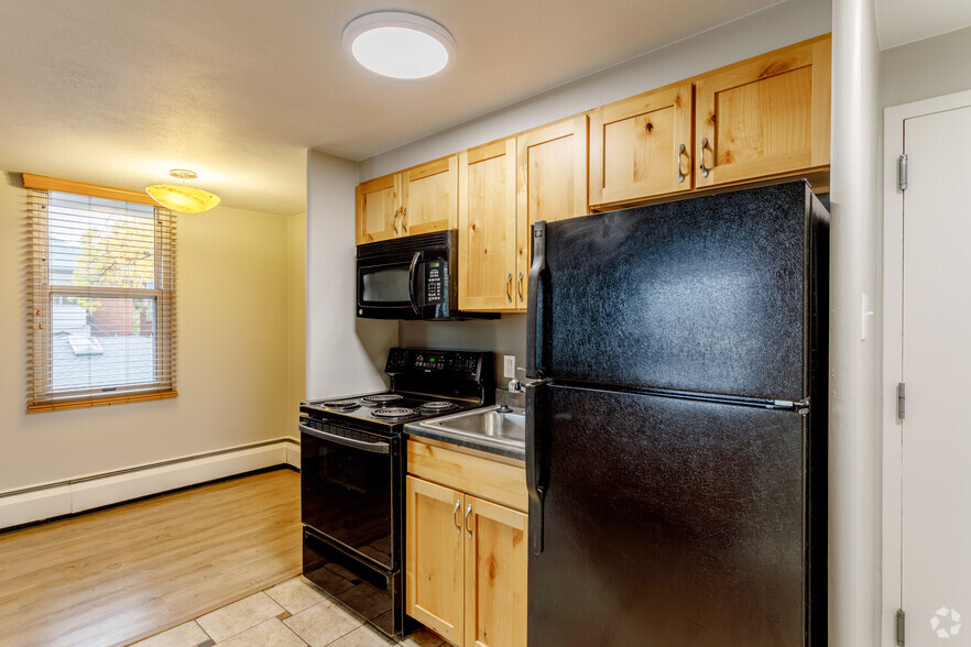 2BR, 2BA - 754SF - The Vista at Washington Park