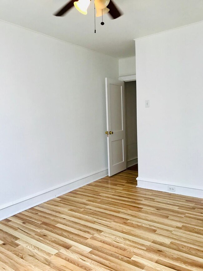 Building Photo - Gorgeous 3-Bedroom Townhome in Lawncrest! Available NOW!